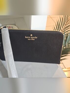 🩷NWT 🩷kate spade Black Leather Zip Wristlet with Gold Logo
